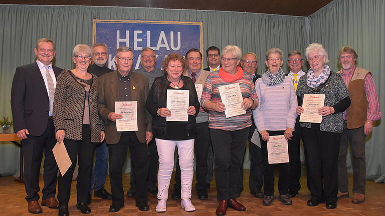 Ehrungen für mindestens 44 Jahre Mitglied bei der Faschingsgilde Helau Krakau Höchberg. (von links) Schirmherr MdL Manfred Ländner, Marlis Härtel, Herbert Kiesel, Ernst Härtel, Walter Riegel, Gisela Braunreuther, Hans Huber, Sitzungspräsident Michael Kiesel, Rita Hupp, Herbert Hupp, Anni Nickel, Vorstand Bernd Wilhelm, Sofie Wilhelm und Ordenskanzler Wolfgang Knorr. Ehrungen für mindestens 44 Jahre Mitglied bei der Faschingsgilde Helau Krakau Höchberg. (von links) Schirmherr MdL Manfred Ländner, Marlis Härtel, Herbert Kiesel, Ernst Härtel, Walter Riegel, Gisela Braunreuther, Hans Huber, Sitzungspräsident Michael Kiesel, Rita Hupp, Herbert Hupp, Anni Nickel, Vorstand Bernd Wilhelm, Sofie Wilhelm und Ordenskanzler Wolfgang Knorr.