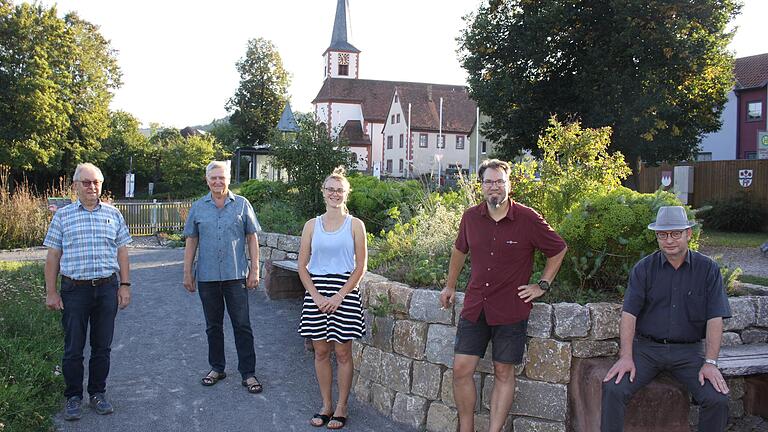 Generationswechsel beim Arbeitskreis Tourismus In Himmelstadt: Erich Hilpert und Helmut Gangl gaben die Leitung an Felizitas Sattel und Harald Gangl ab (von links). Bürgermeister Herbert Hemmelmann freute sich über das Engagement der beiden Gemeinderäte.