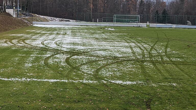 Der Niederläurer Sportplatz wurde in der Nacht von Freitag auf Samstag durch einen noch unbekannten Pkw-Fahrer mit Fahrspuren beschädigt. Hinweise auf den Täter gibt es bisher nicht.