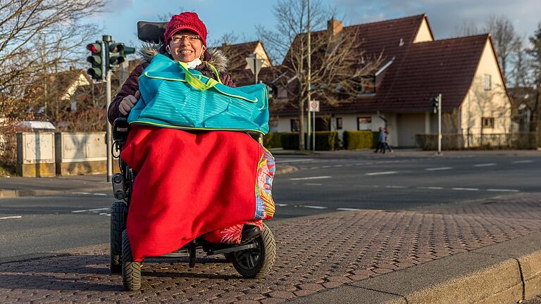 Die Würzburgerin Evi Gerhard wartet an der Haltestelle Wiener Ring auf die Linie 5, mit der sie in die Stadt fahren möchte. Da die Haltestelle nicht für den Einsatz von Rollstuhl-Rampen geeignet ist, benötigt sie Hilfe beim Einstieg. Die Würzburgerin Evi Gerhard wartet an der Haltestelle Wiener Ring auf die Linie 5, mit der sie in die Stadt fahren möchte. Da die Haltestelle nicht für den Einsatz von Rollstuhl-Rampen geeignet ist, benötigt sie Hilfe beim Einstieg.