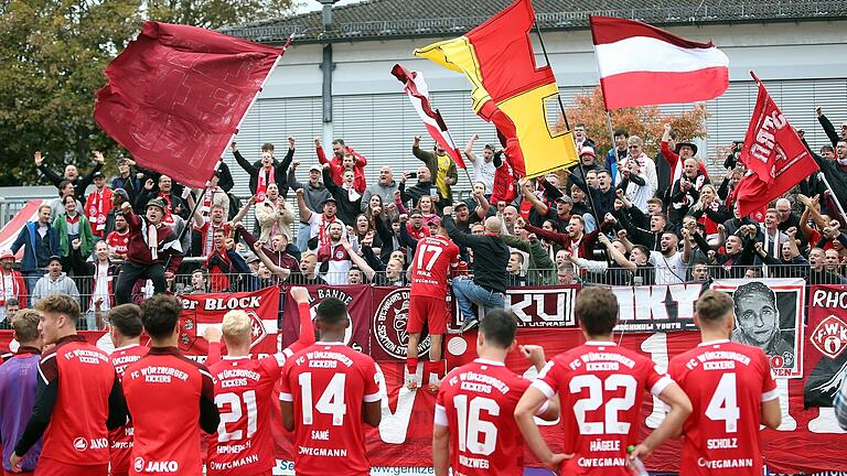 Ganz so voll und bunt wie hier beim Auswärtsspiel in Bayreuth dürrfte der Gästeblock beim Spierl der Würzburger Kickers am Freitagabend in München nicht sein. Ganz so voll und bunt wie hier beim Auswärtsspiel in Bayreuth dürrfte der Gästeblock beim Spierl der Würzburger Kickers am Freitagabend in München nicht sein.