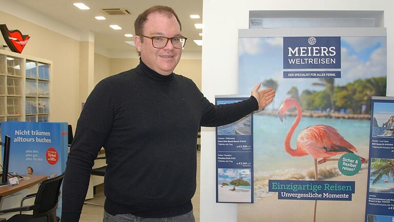 Philipp Pusoma empfängt mit seionem Mann gerne die Kundinnen und Kunden in ihrem neuen alltours-Reisecenter.
