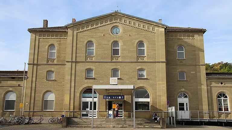 Der Verkauf des Kitzinger Bahnhofs wird konkret: Im Rathaus ist vor Weihnachten der Kaufvertrag eingegangen. Er wird derzeit geprüft. Kauft die Stadt das Gebäude und das Vorfeld, wäre das ein wichtiger Schritt für die geplante Neugestaltung samt Parkplätzen und Busbahnhof. Der Verkauf des Kitzinger Bahnhofs wird konkret: Im Rathaus ist vor Weihnachten der Kaufvertrag eingegangen. Er wird derzeit geprüft. Kauft die Stadt das Gebäude und das Vorfeld, wäre das ein wichtiger Schritt für die geplante Neugestaltung samt Parkplätzen und Busbahnhof.
