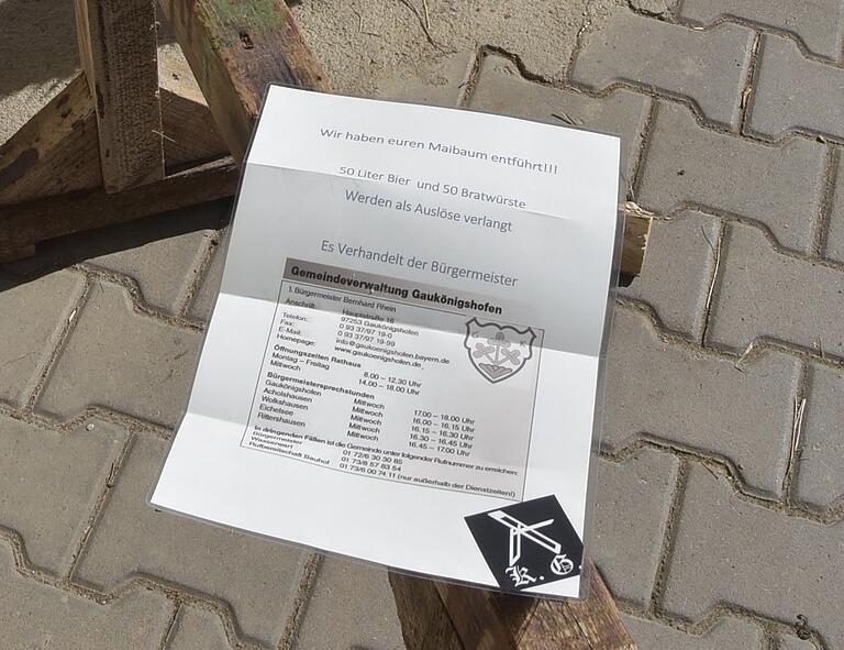 Nur ein Zettel blieb zurück, als die Gaukönigshöfer Jugend den Maibaum in Oberwittighausen entführte.