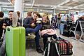 Geduldig warten diese Passagiere in der Nähe des Büros von Condor und Thomas Cook im Flughafen Palma de Mallorca auf Infos zu ihrem Rückflug.  Foto: Clara Margais/dpa       -  Geduldig warten diese Passagiere in der Nähe des Büros von Condor und Thomas Cook im Flughafen Palma de Mallorca auf Infos zu ihrem Rückflug.  Foto: Clara Margais/dpa