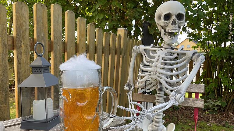 Dieses klapprige Skelett genehmigt sich schon vor der Halloween-Nacht im Garten der Macks eine Maß Bier.