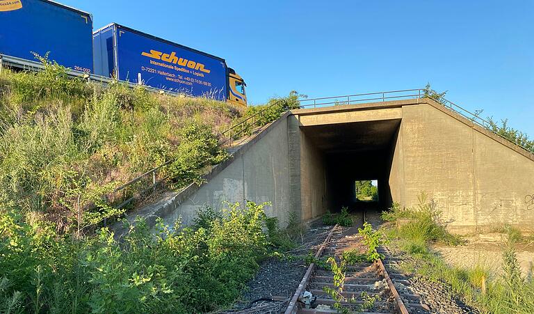 Sinnloser neuer Tunnel unter der A3 für die sterbende Steigerwaldbahn? Zwischen Kleinlangheim und Feuerbach gibt es eine Unterführung für die Zugtrasse, die nun für viel Geld erneuert werden muss, da die Autobahn verbreitert wird. Hier der Blick von der Kleinlangheimer Seite Richtung Nordosten. Sinnloser neuer Tunnel unter der A3 für die sterbende Steigerwaldbahn? Zwischen Kleinlangheim und Feuerbach gibt es eine Unterführung für die Zugtrasse, die nun für viel Geld erneuert werden muss, da die Autobahn verbreitert wird. Hier der Blick von der Kleinlangheimer Seite Richtung Nordosten.