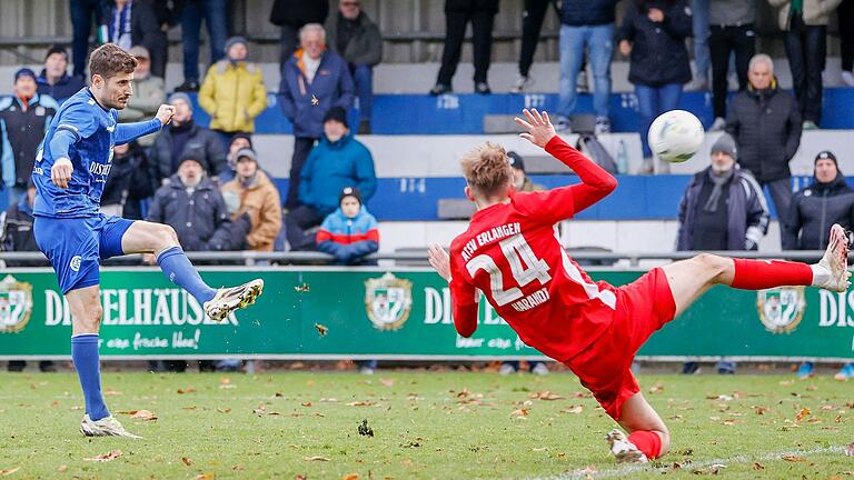 Steffen Krautschneider (links) vom Würzburger FV verfehlt mit seinem Schuss nur knapp das Tor. Oliver Harandt vom ATSV Erlangen kann dessen Schuss nicht mehr verhindern.