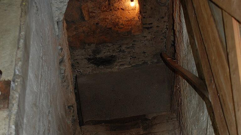 Nach unten führen in viele der noch vorhandenen Keller in der Altstadt sehr schmale und enge Treppenabgänge.