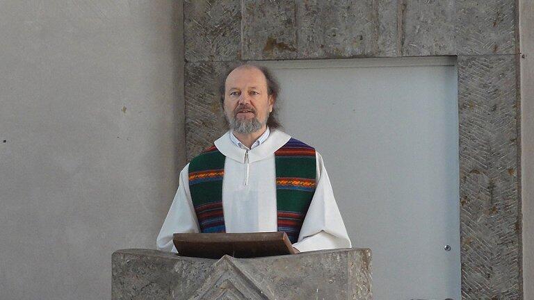 Wette verloren &ndash; Wette eingelöst: In der evangelischen Kirche in Bad Königshofen predigte am Sonntag der katholische Pfarrer Karl Feser. Er hatte bei der &bdquo;Nacht der offenen Kirchen&ldquo; die Wette bei der &bdquo;Menschenschlange&ldquo; verloren.