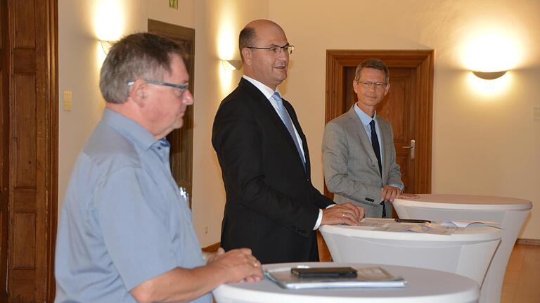 Finanzminister Albert Füracker (Mitte) gab am Donnerstag Einzelheiten des Teilumzugs des Münchner Finanzamts nach Schweinfurt bekannt. Bei der Präsentation mit dabei waren Staatssekretär Gerhard Eck (links) und Oberbürgermeister Sebastian Remelé. Finanzminister Albert Füracker (Mitte) gab am Donnerstag Einzelheiten des Teilumzugs des Münchner Finanzamts nach Schweinfurt bekannt. Bei der Präsentation mit dabei waren Staatssekretär Gerhard Eck (links) und Oberbürgermeister Sebastian Remelé.