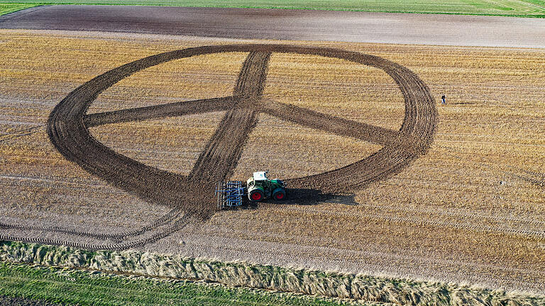 Stefan Horns Zeichen für den Frieden: Ein in der Diagonale rund 100 Meter breites 'Peace'-Symbol im Acker seines Bruders bei Eichelberg, einem Ortsteil von Ebern.