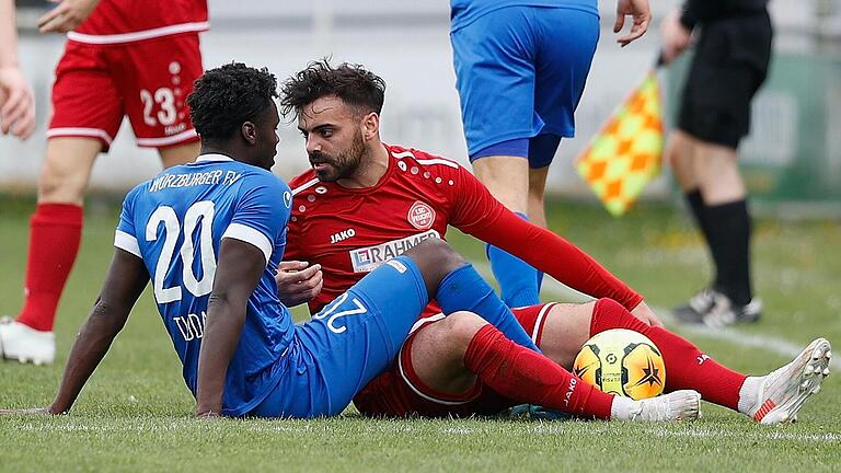 Viel Kampf, viel Krampf: Am Ende behielten die Gäste vom 1. SC Feucht gegen den FV 04 Würzburg (links mit Jason Tuda) die Oberhand.