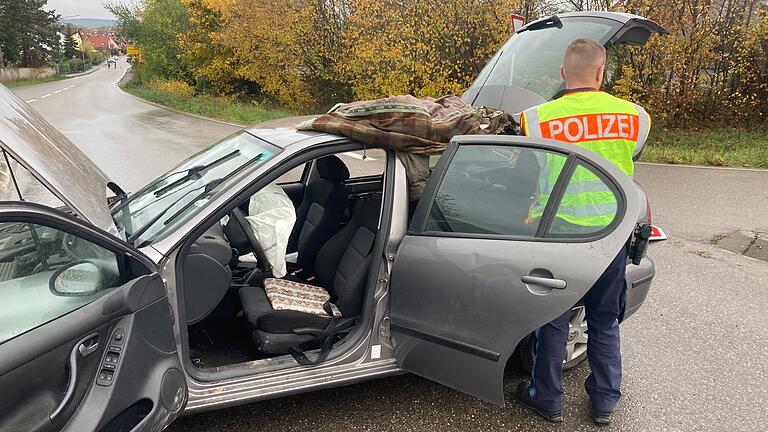 Ein schwerer Unfall ereignete sich am 18. November auf der Volkacher Ortsumgehung, an der Kreuzung der Staatsstraßen 2274/2260 mit der Eichfelder Straße. Das Foto zeigt das Auto, das der Unfallverursacher gefahren hat.