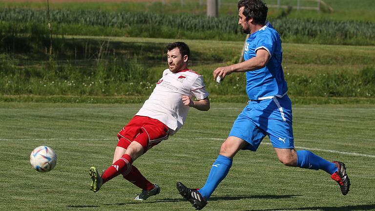 Timo Skrobar (links) und der (SG) SV Gelchsheim haben gegen Christoph Schraug und Estenfeld einen klaren Sieg gefeiert.