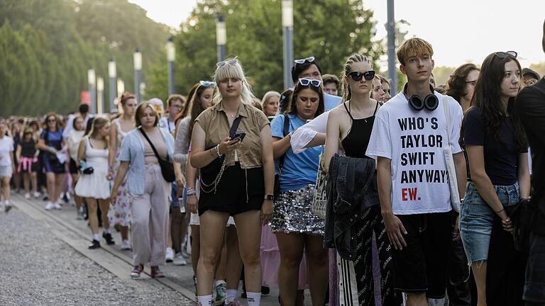 Taylor Swift &bdquo;Eras Tour&rdquo; - Warschau       -  Drei Tage hintereinander lange Schlangen vor dem Einlass ins Nationalstadion in Warschau - für Taylor Swift.