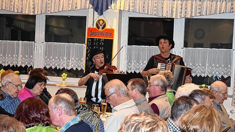 Gemeinsames fröhliches Singen im Wirtshaus.