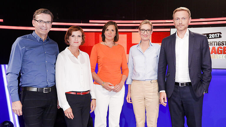 «Wahl 2017 - Die 10 wichtigsten Fragen der Deutschen»       -  Moderator Claus Strunz (l-r), Linke-Chefin Katja Kipping, Grünen-Spitzenkandidatin Katrin Göring-Eckardt, AfD-Spitzenkandidatin Alice Weidel und FDP-Chef Christian Lindner am 30.08.2017 an der SAT.1-Sendung «Wahl 2017 - Die 10 wichtigsten Fragen der Deutschen» teilnehmend.