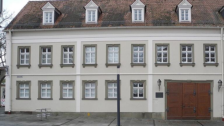 Das Alte Amtshaus in Bad Neustadt an der Saale. Neben dem Tor ist eine Tafel angebracht . . . Das Alte Amtshaus in Bad Neustadt an der Saale. Neben dem Tor ist eine Tafel angebracht . . .