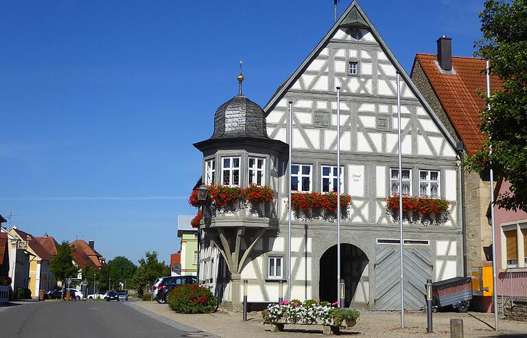 Das Rathaus von 1666 ist eine der Spuren, die der Deutsche Orden in Gelchsheim hinterlassen hat. Das Rathaus von 1666 ist eine der Spuren, die der Deutsche Orden in Gelchsheim hinterlassen hat.