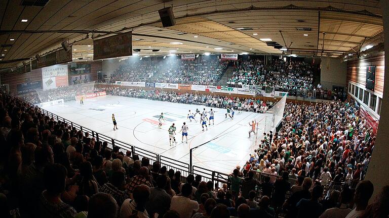 Eine ausverkaufte s.Oliver Arena wird es in Zeiten von Corona nicht geben - weder, wie hier, beim Handball noch beim Basketball.