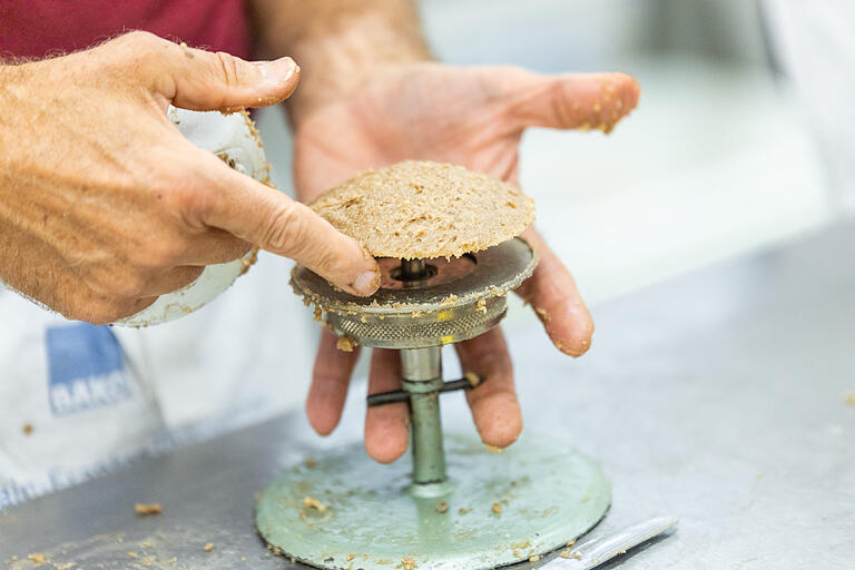 Auf diesem Gerät werden die Lebkuchen mit Teig bestrichen und anschließend auf das Blech zum Backen gesetzt. Auf diesem Gerät werden die Lebkuchen mit Teig bestrichen und anschließend auf das Blech zum Backen gesetzt.