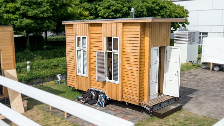 Das Rätsel um das verschwundene Tiny House in Tann (bei dem Foto handelt es sich nicht um das besagte Haus, sondern um ein Symbolbild) in der hessischen Rhön ist gelöst: Das Häuschen ist wieder aufgetaucht und war auch nie gestohlen worden.