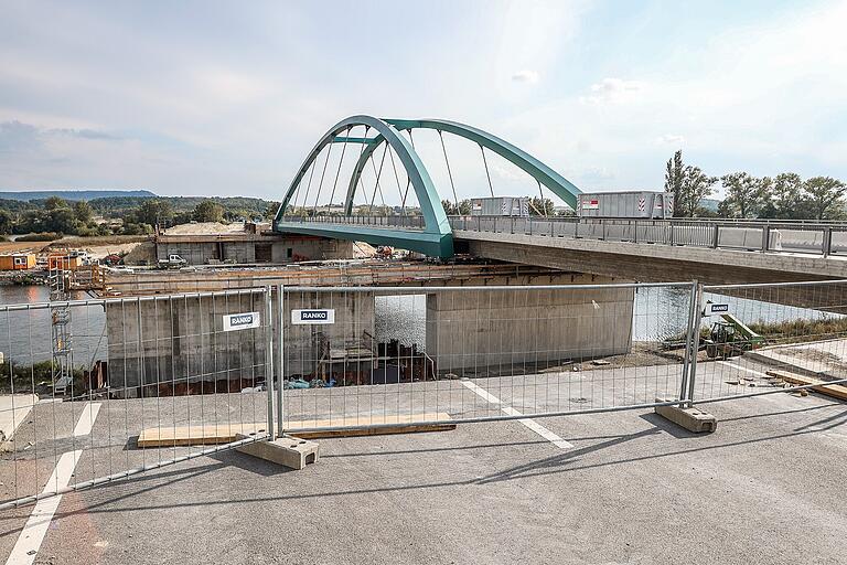 Die provisorische Fahrbahn, die lange den Verkehr ermöglichte, wird nun entfernt. Die Brücke ist an ihrem Platz.