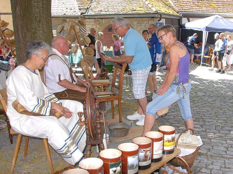 Interessierte Besucher zogen Sibylle und Gerhard Waager mit ihrer traditionellen Handwerkskunst an.