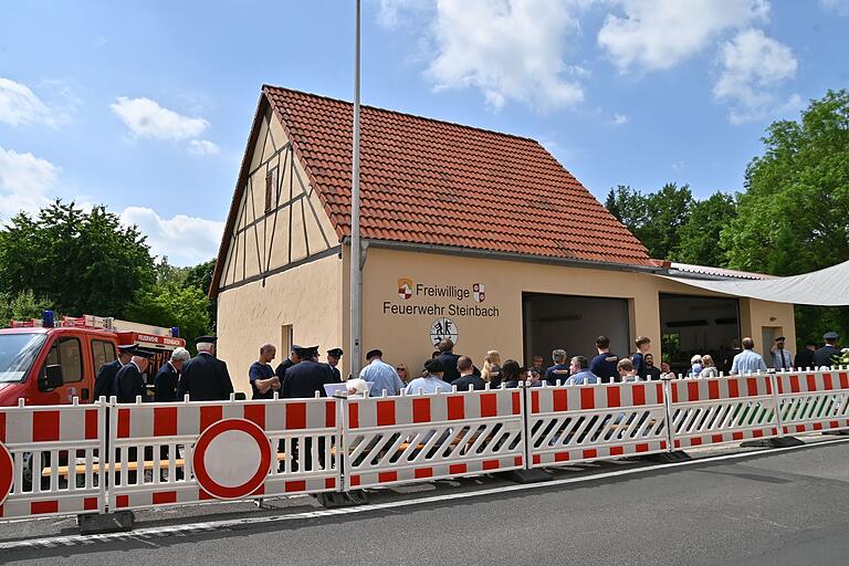 Aus einer ehemaligen Scheune wurde ein schmuckes Feuerwehrgerätehaus als neues Heim der Freiwilligen Feuerwehr in Steinbach. Aus einer ehemaligen Scheune wurde ein schmuckes Feuerwehrgerätehaus als neues Heim der Freiwilligen Feuerwehr in Steinbach.