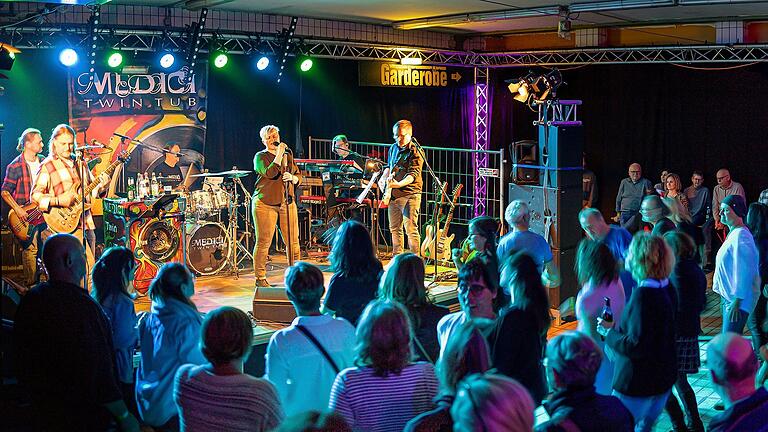 Große schwarze Stoffvorhänge sorgten für einen angenehmen Sound im Butterwerk in Gerolzhofen.