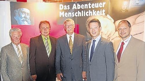 Das Rote Kreuz hat gewählt: Im Bild von links der Ehrenvorsitzende Paul Eichhorn, Landrat Harald Leitherer, der neue Vorsitzende Hartmut Bräuer, der neue Stellvertreter OB Sebastian Remele und BRK-Kreisgeschäftsführer Thomas Lindörfer.