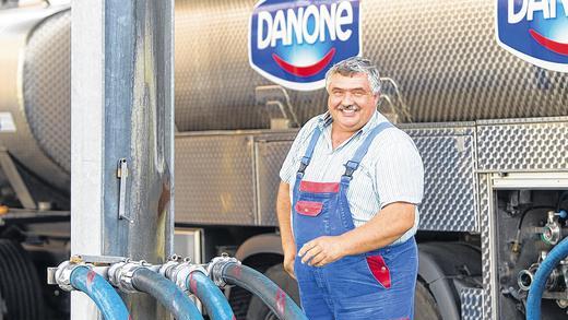 Auf Achse: Milchfahrer Paul Zehnter aus Hopferstadt liefert täglich die eingesammelte Milch zur Danone-Molkerei in Goßmannsdorf.