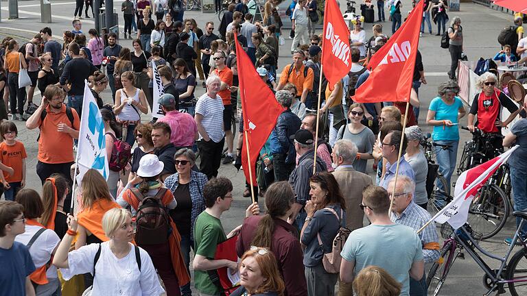 Zahlreiche Menschen nahmen am vergangenen Samstag an der Demonstration mit dem Motto 'Schafft sichere Häfen' teil. Aufgerufen hat dazu die Würzburger Filiale der Internationalen Seebrücken-Bewegung. Zahlreiche Menschen nahmen am vergangenen Samstag an der Demonstration mit dem Motto 'Schafft sichere Häfen' teil. Aufgerufen hat dazu die Würzburger Filiale der Internationalen Seebrücken-Bewegung. 