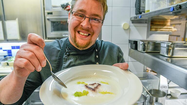 Fabian Dasch vom Hotel Steinburg empfiehlt eine Sellerieschaumsuppe. Passend zum Valentinstag: mit einem Zimtherz als Dekoration. Fabian Dasch vom Hotel Steinburg empfiehlt eine Sellerieschaumsuppe. Passend zum Valentinstag: mit einem Zimtherz als Dekoration. 