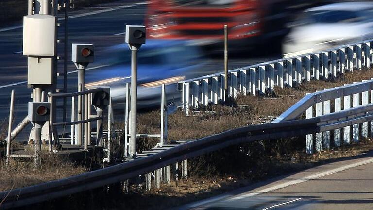 Auf der A3 am Kreuz Heumar war 2016 etwa 400 000 Mal geblitzt worden - es fehlte aber ein entsprechendes Tempo-60-Schild. Foto: Oliver Berg       -  Auch in Mittelfranken wird beim Blitzermarathon 2023 vermehrt geblitzt. Wo genau, lesen Sie hier im Artikel.