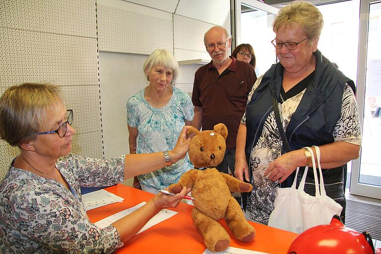 Nur nicht kopflos werden: Auch dem Bärchen kann geholfen werden beim Hofheimer Reparaturcafé. Er kann noch mehreren Generationen Kindern Freude machen. (Archivbild)