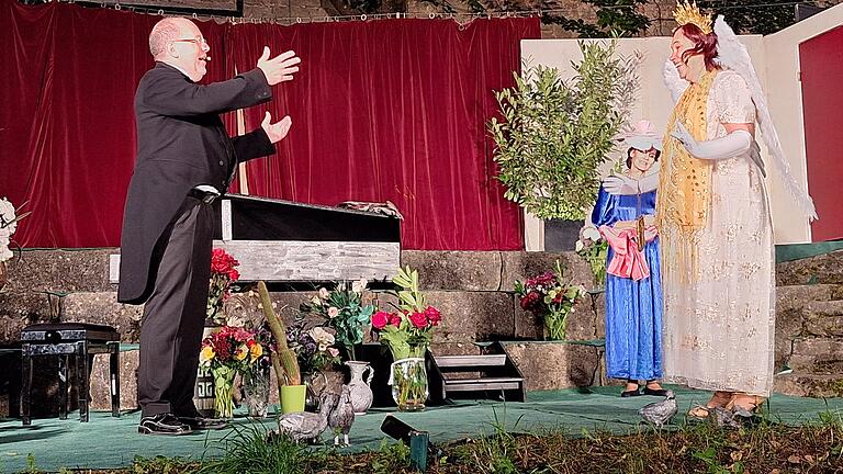 Spectaculum auf Schloss Saaleck zeigt Stück Glorious       -  Huldigung für eine klägliche 'Königin der Nacht': Pianist Cosme McMoon ( Markus Arneth) und Florence Foster Jenkins (Anne Rauschmann, rechts). Daneben Foster Jenkins Freundin Dorothy (Sandra Eichelbrönner-Fickert).