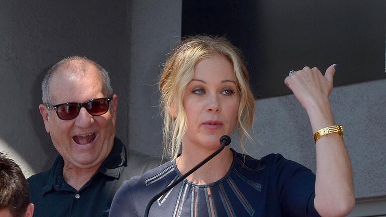 Ed O'Neill und  Christina Applegate       -  US-Schauspielerin Christina Applegate fühlt sich von ihrem &bdquo;Eine schrecklich nette Familie&rdquo;-Serienvater Ed O’Neill mit großgezogen. (Archivbild)