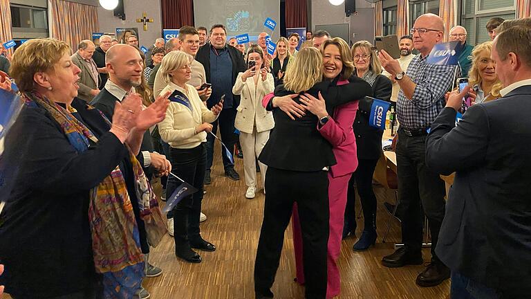Die CSU-Direktkandidatin Anja Weisgerber umarmt bei der Wahlparty im Volkacher Pfarrheim die Listenkandidatin und fleißige Wahlkämpferin Gabriele Jakob. Die CSU-Direktkandidatin Anja Weisgerber umarmt bei der Wahlparty im Volkacher Pfarrheim die Listenkandidatin und fleißige Wahlkämpferin Gabriele Jakob.