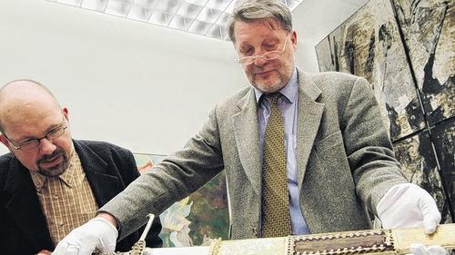 2004 war das fränkische Herzogsschwert schon einmal vorübergehend in Würzburg: bei einer Ausstellung im Museum am Dom. Begutachtet wird es auf unserem Archivbild von Dr. Wolfgang Schneider (links) vom Kunstreferat der Diözese Würzburg und Klaus Oelke, Restaurator der Schatzkammer der Münchner Residenz.