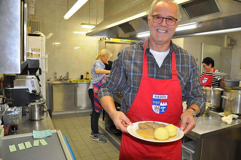 Voila! Helfer Arnold Strobel präsentiert und serviert das fertige und äußerst delikate Hammelgericht.