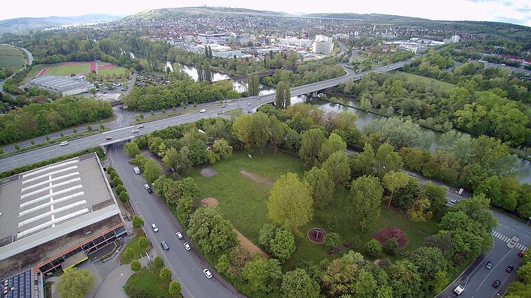 Auf einem Teil der Grünfläche (Minigolfplatz) soll ein Parkhaus für den Park &amp; Ride Verkehr gebaut werden.