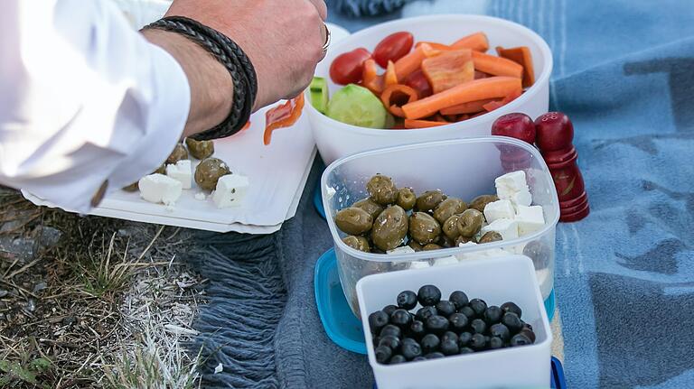 Das perfekte Picknick lebt von einer vielseitigen Auswahl an leckeren, mundgerechten Snacks.