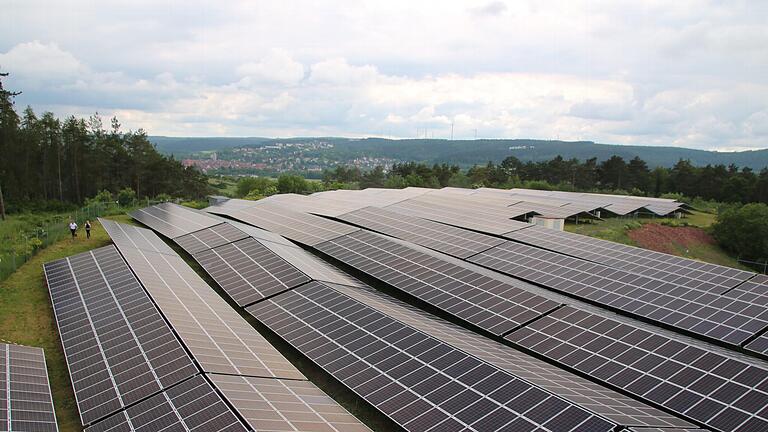 Die erste Freiflächen-Photovoltaikanlage der Energiegenossenschaft Münnerstadt ist auf der ehemaligen Erdaushubdeponie entstanden. Wo künftig solche Anlagen entstehen dürfen, regelt der neue Kriterienkatalog der Stadt. Foto: Thomas Malz       -  Die erste Freiflächen-Photovoltaikanlage der Energiegenossenschaft Münnerstadt ist auf der ehemaligen Erdaushubdeponie entstanden. Wo künftig solche Anlagen entstehen dürfen, regelt der neue Kriterienkatalog der Stadt. Foto: Thomas Malz