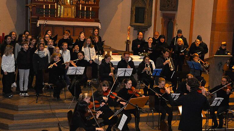 Zum Finale vereinigten sich Musikschulorchester, Schulchor und der Chor der Klassen fünf bis sieben zu einem beeindruckenden Klangkörper.