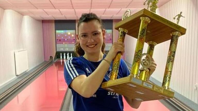 Anna-Lena Streit mit dem Siegerpokal des 16. Jim O´Hara-Cups. Anna-Lena Streit mit dem Siegerpokal des 16. Jim O´Hara-Cups.