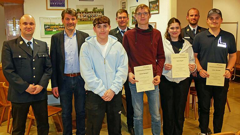 Glückwünsche zur erfolgreichen Teilnahme am Basismodul Modulare Truppausbildung. Auf dem Foto (von links): Kreisbrandmeister Sven Hoveling, Bürgermeister Bernd Schraud, Jannes Schmitt, 2. Kommandant Jens Spiwek, Simon Rumpel, Nele Ziegler, Kommandant Andreas Altenhöfer und Lukas Wendel.