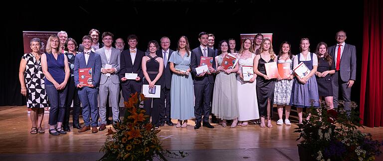 Alle mit einem Geldpreis geehrten Schülerinnen und Schüler, umrahmt von den Sponsoren. Alle mit einem Geldpreis geehrten Schülerinnen und Schüler, umrahmt von den Sponsoren.