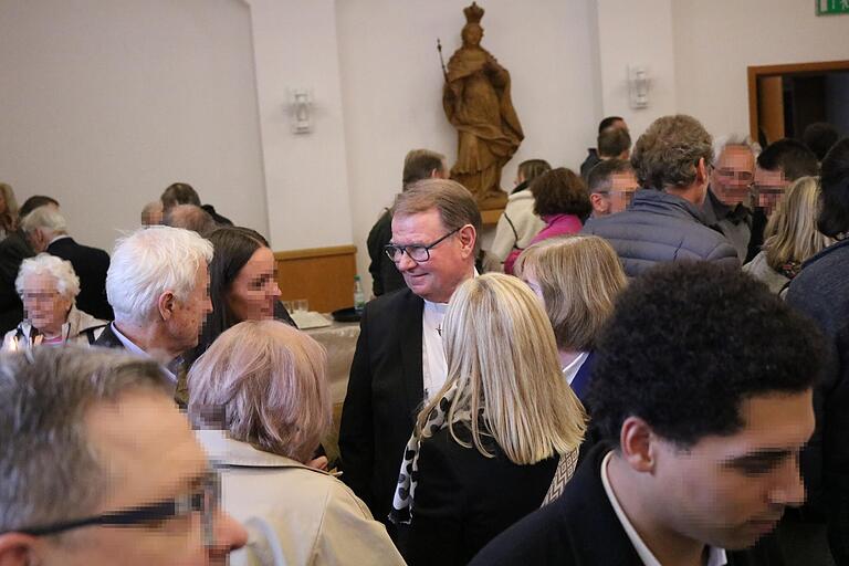 Nach dem Gottesdienst in der Stadtpfarrkirche St. Michael gab es im Pfarrheim die Möglichkeit zum Gespräch mit Pfarrer Manfred Hock (Mitte).&nbsp;